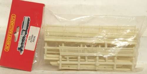 HORNBY OO: Like New Platform Fencing in original packaged condition.(England)
