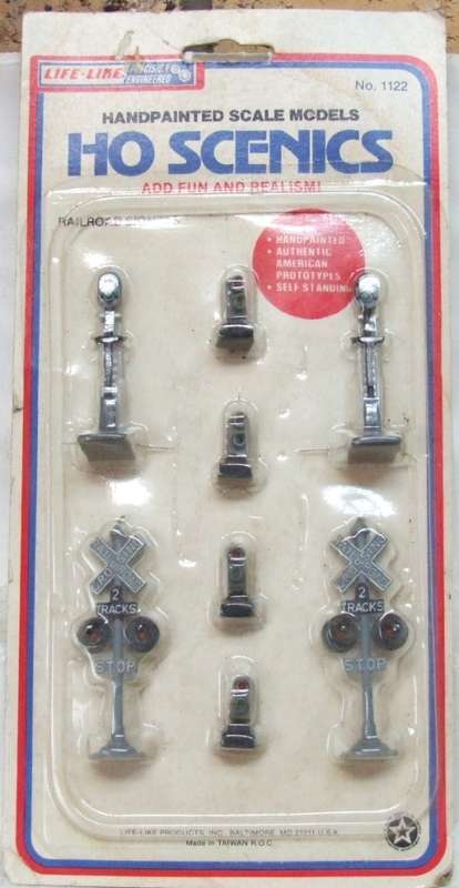 LIFE LIKE HO: New Hand Painted Trackside Signals in original sealed packaged condition.(Taiwan)