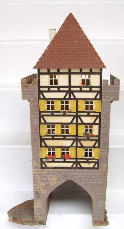 HO SCENERY: 4 Level European Apartment Building with drive through in fair used condition.