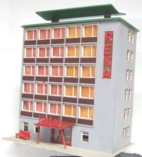 HO SCENERY: 6 Level HOTEL Building in fair used condition.