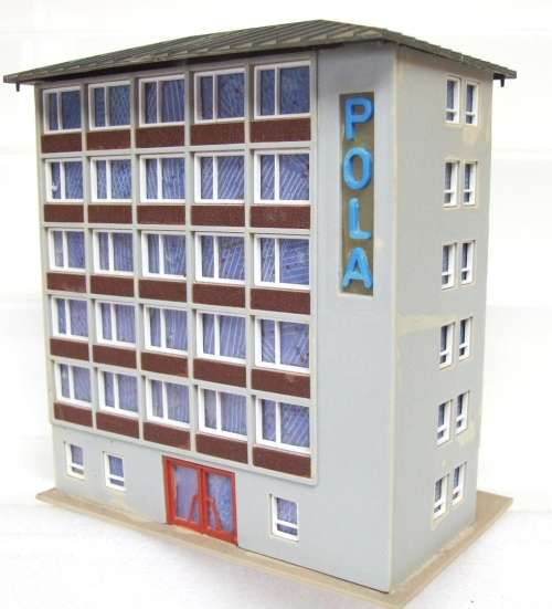 HO SCENERY: 6 Level HOTEL Building in fair used condition.