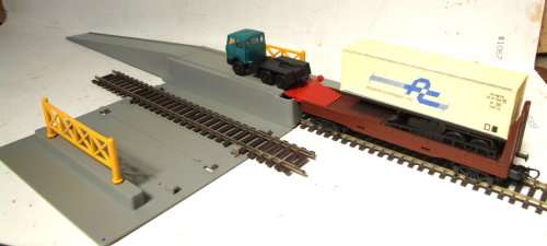 LIMA HO: Container Truck Loading/Unloading Dock in very good complete unboxed condition(Italy)