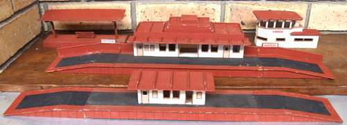 MARKLIN OO:  4 x All Metal Station Buildings in fair repainted used condition (Germany)