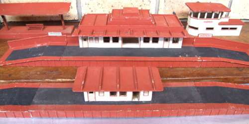 MARKLIN OO:  4 x All Metal Station Buildings in fair repainted used condition (Germany)