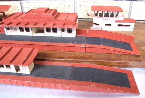 MARKLIN OO:  4 x All Metal Station Buildings in fair repainted used condition (Germany)