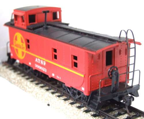 ATHEARN HO: Vintage SF Caboose in good condition.