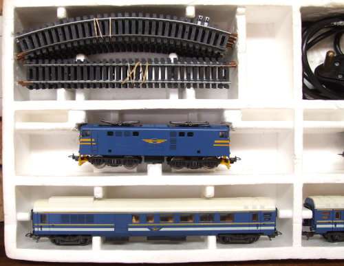 LIMA HO:  Complete SAR Blue Train Set (2128 FB) in LIKE NEW boxed condition (Italy)