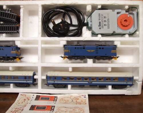 LIMA HO:  Complete SAR Blue Train Set (2128 FB) in LIKE NEW boxed condition (Italy)