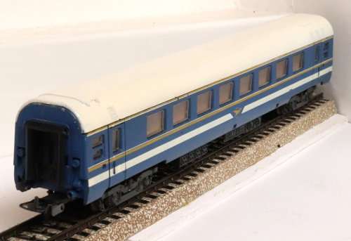 LIMA HO: Blue Train Passenger Coach  in fair to good un-boxed condition(Italy)