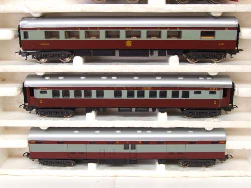 LIMA HO: Upmarket SAR "TRANS KAROO" Passenger Train Set in very good un-boxed condition (Italy)