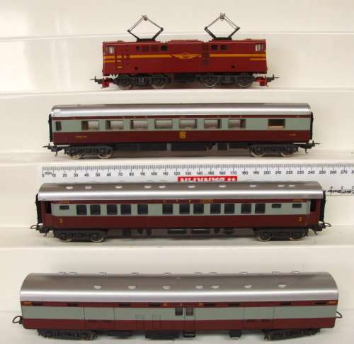 LIMA HO: Upmarket SAR "TRANS KAROO" Passenger Train Set in very good un-boxed condition (Italy)