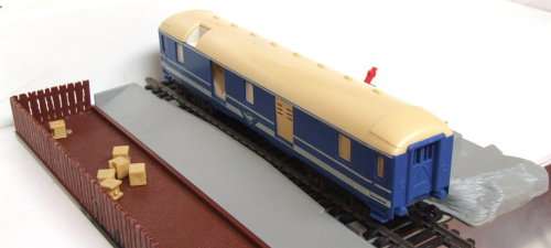 LIMA HO: RARE Auto Unloading Dock with Blue Train Baggage Van in Good un-boxed condition(Italy)
