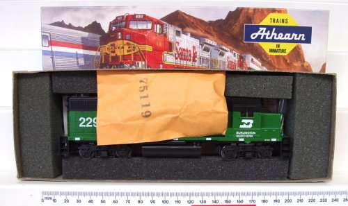 ATHEARN HO: Detailed BN EMD GP38-2 Locomotive in NEW boxed condition (USA)