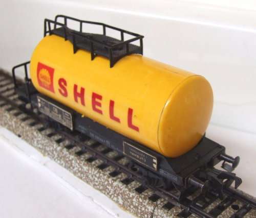 FLEISCHMANN HO: DB Vintage SHELL Gas Tanker in Good un-boxed condition (GERMANY)