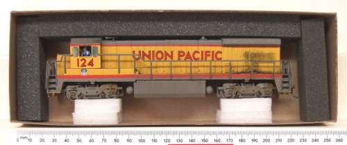 BACHMANN HO: Detailed UP Weathered EMD American GP Locomotive in Good boxed condition (HKong)