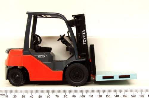 TOYOTA G: Detailed Forklift with pallet 1:23 Scale in Good Un-boxed condition.