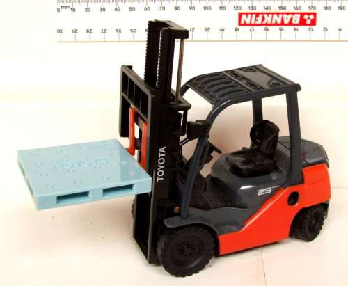 TOYOTA G: Detailed Forklift with pallet 1:23 Scale in Good Un-boxed condition.