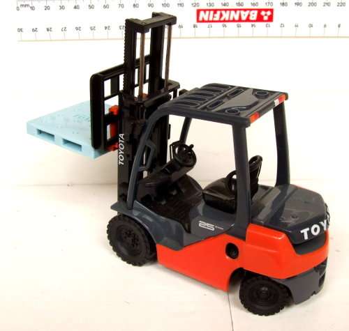TOYOTA G: Detailed Forklift with pallet 1:23 Scale in Good Un-boxed condition.