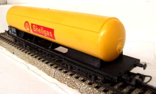 LIMA HO: SHELLGAS Tanker Wagon in fair un-boxed condition (Italy)
