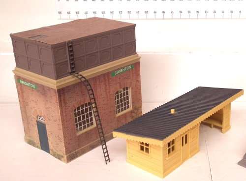 HORNBY SCENERY OO: 2x European Buildings in Good Un-boxed condition