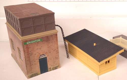 HORNBY SCENERY OO: 2x European Buildings in Good Un-boxed condition