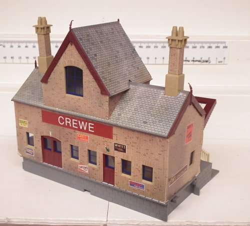 HORNBY ACCESSORIES OO: `CREWE` Station + Platform(R460+R507)in Like New condition.(England)