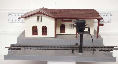 LIMA HO: Station Building with Working Signal and Insulation Track in Very Good Un-boxed condition