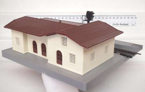 LIMA HO: Station Building with Working Signal and Insulation Track in Very Good Un-boxed condition