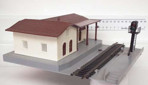 LIMA HO: Station Building with Working Signal and Insulation Track in Very Good Un-boxed condition