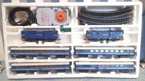 LIMA  HO: SAR`BLUE TRAIN` E444 Passenger Train Set in Very Good boxed condition (Italy)