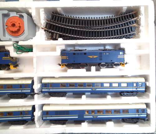 LIMA  HO: SAR`BLUE TRAIN` E444 Passenger Train Set in Very Good boxed condition (Italy)