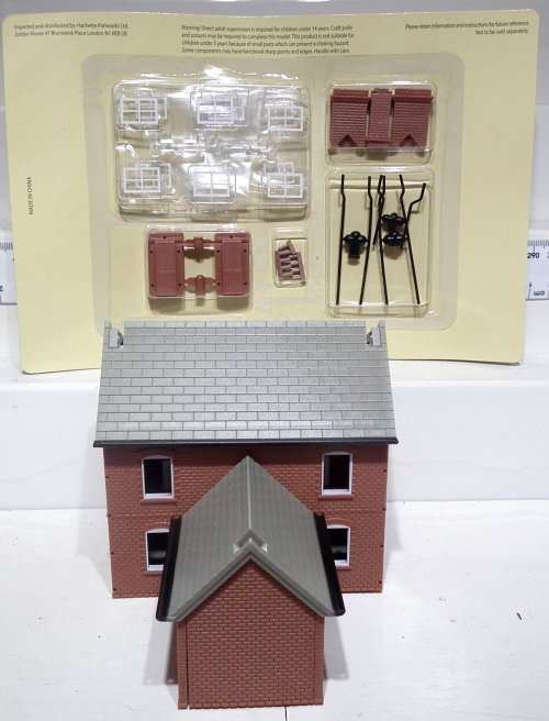 SCENERY OO: English Two Story Building in New Partly Assembled Un-Boxed condition(China)
