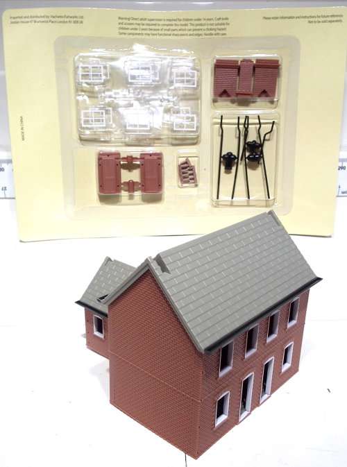 SCENERY OO: English Two Story Building in New Partly Assembled Un-Boxed condition(China)