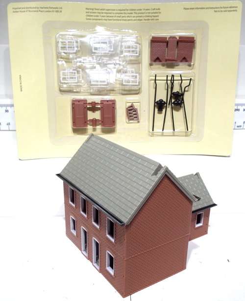 SCENERY OO: English Two Story Building in New Partly Assembled Un-Boxed condition(China)