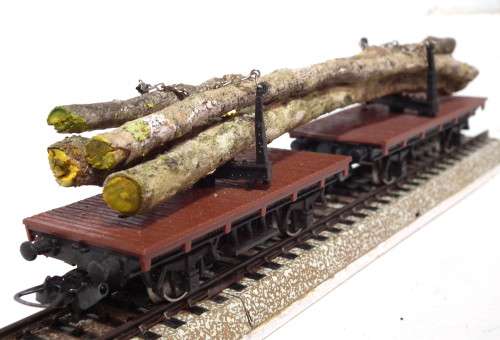 LIMA HO: Vintage Unmarked Twin Car + Log Load in  Good used un-boxed condition(Italy)