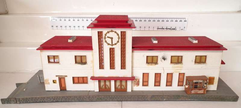 SCENERY HO?/OO  Large Station Building in FAIR Un-boxed and Used condition.