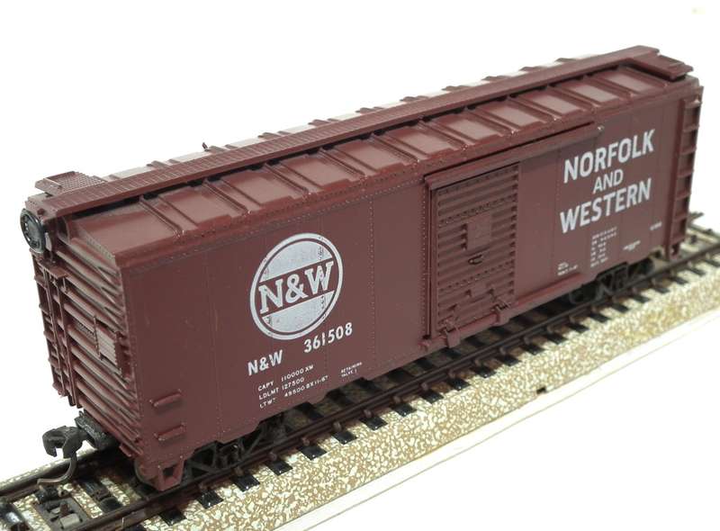 ATHEARN HO/OO: N&W 40` Box Car with Sliding Doors in Good un-boxed condition (USA)