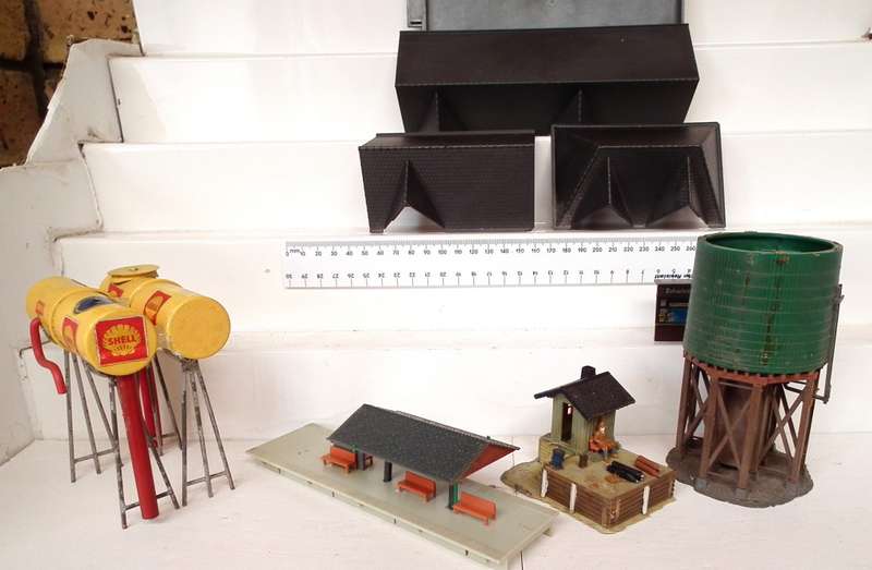 SCENERY HO: Bits and Pieces of Scenery Items in Scrap Condition For Parts Only