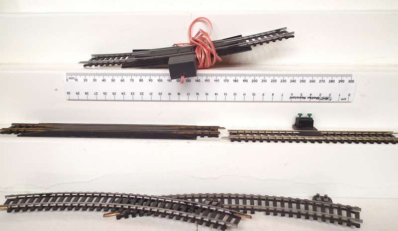 LIMA HO:  5pc Mixed Power Metal/Nickel Silver/Brass Track in Fair Used and Boxed Condition.