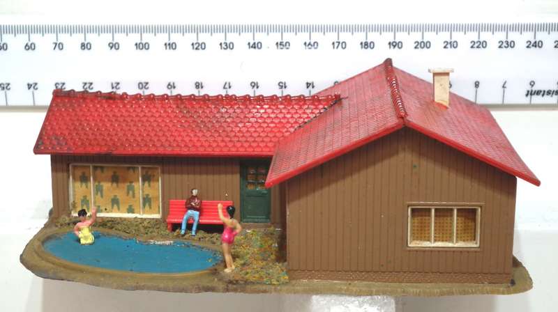 SCENERY HO:  American Style Plastic Bungalow in Fair Used Condition.