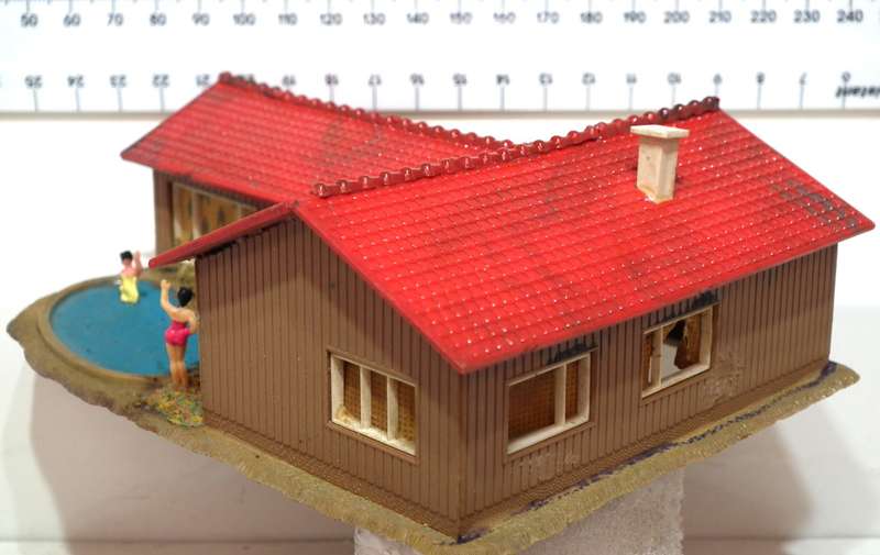 SCENERY HO:  American Style Plastic Bungalow in Fair Used Condition.