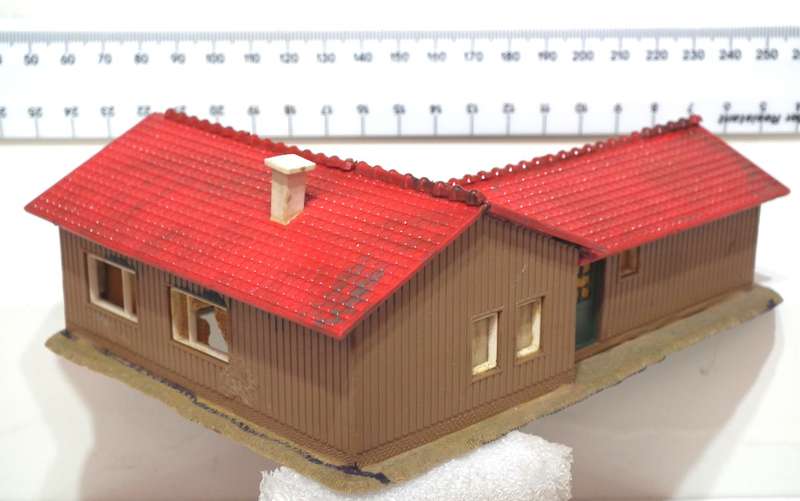 SCENERY HO:  American Style Plastic Bungalow in Fair Used Condition.