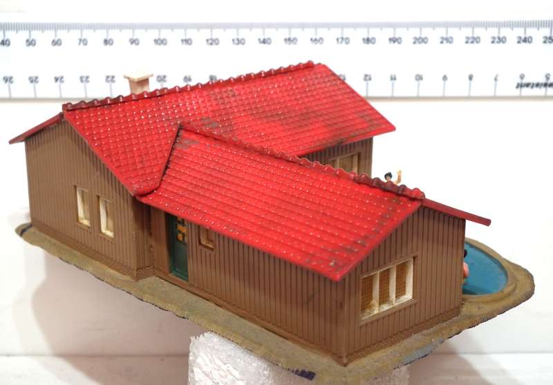 SCENERY HO:  American Style Plastic Bungalow in Fair Used Condition.