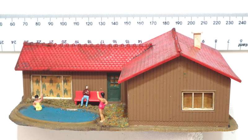 SCENERY HO:  American Style Plastic Bungalow in Fair Used Condition.