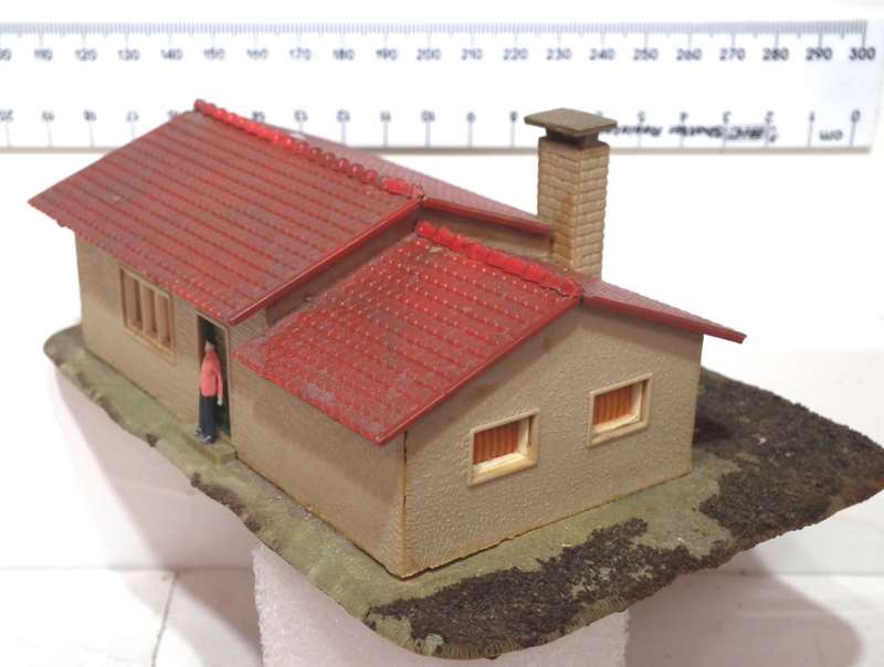 POLA HO:  American Style Plastic Bungalow in Fair Used Condition.
