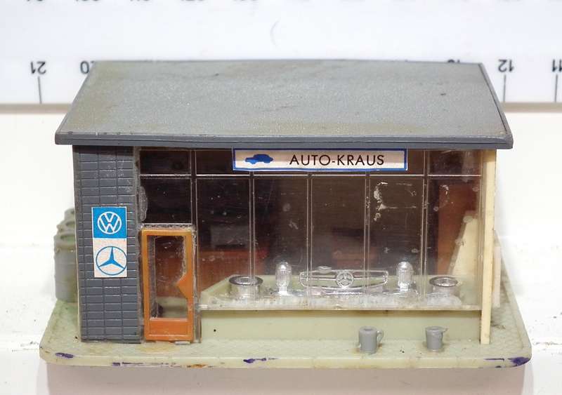SCENERY HO: Service Station + Auto Spares Shop in Fair Used Condition.