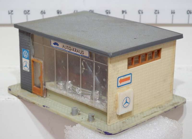 SCENERY HO: Service Station + Auto Spares Shop in Fair Used Condition.