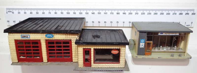 SCENERY HO: Service Station + Auto Spares Shop in Fair Used Condition.