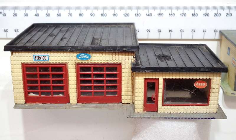 SCENERY HO: Service Station + Auto Spares Shop in Fair Used Condition.