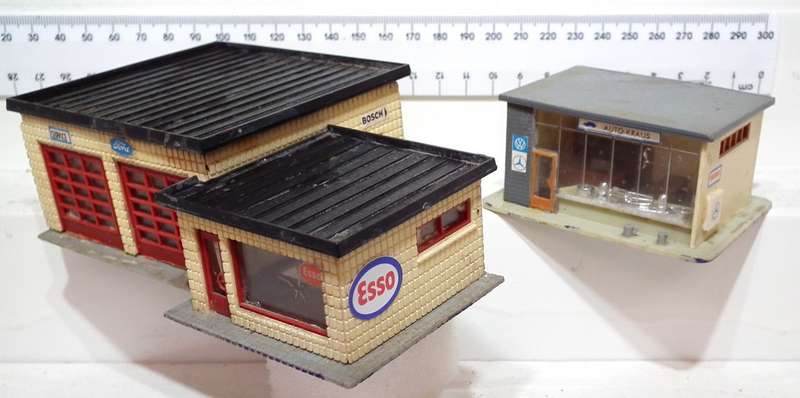 SCENERY HO: Service Station + Auto Spares Shop in Fair Used Condition.